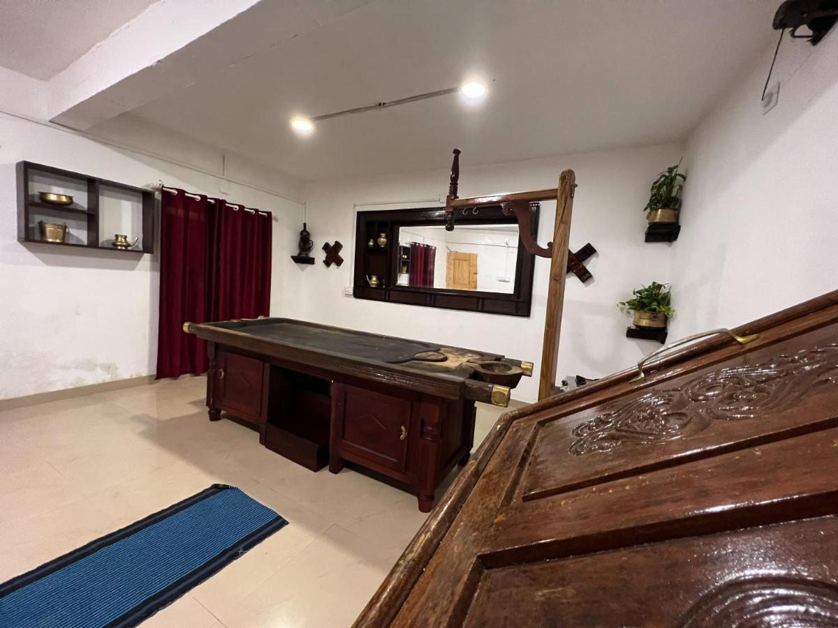ホテル Vedha Ayurvedic Panchakarma Treatment Centre アーラップーザ県 エクステリア 写真